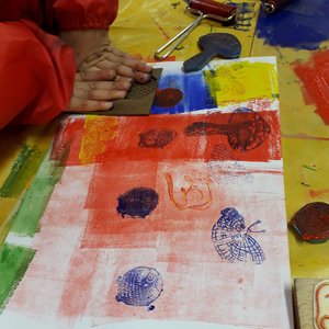 Beim Kunstprojekt konnte die Kinder mit Farben experimentieren. Foto: Kita Philosophenweg