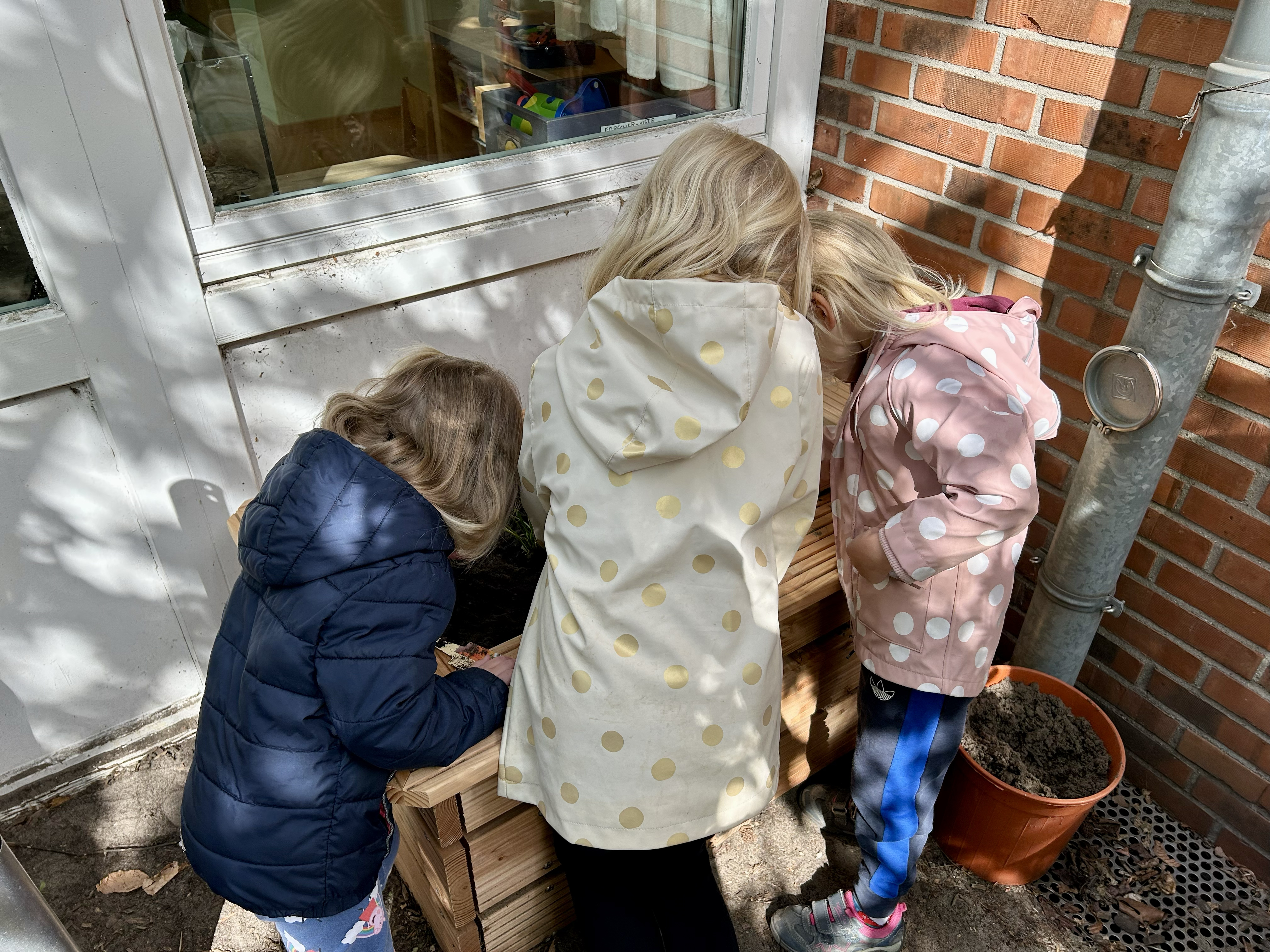 Kinder beim Bepflanzen der Hochbeete. 